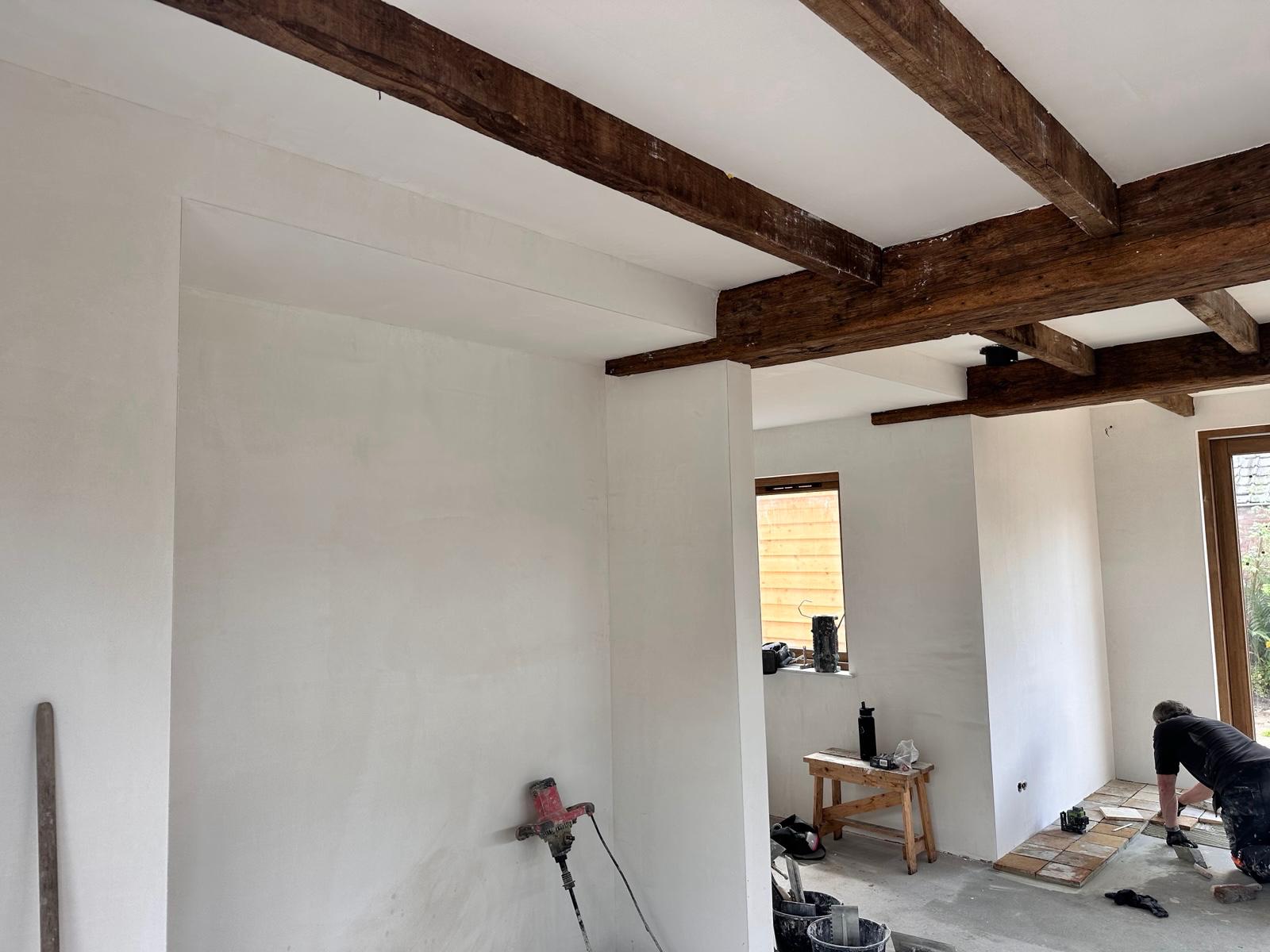 Strak gestuct interieur met houten balken